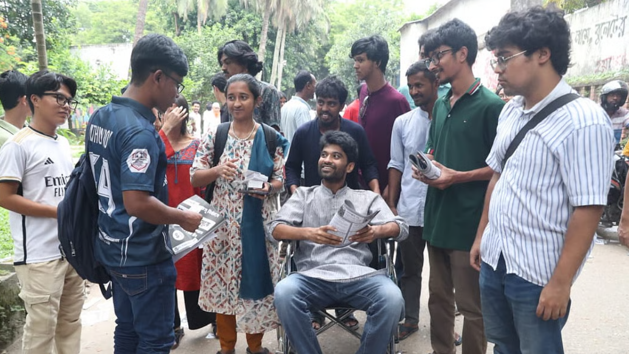 হুইল চেয়ারে বসে ভোট কেন্দ্রে মেঘমল্লার বসু